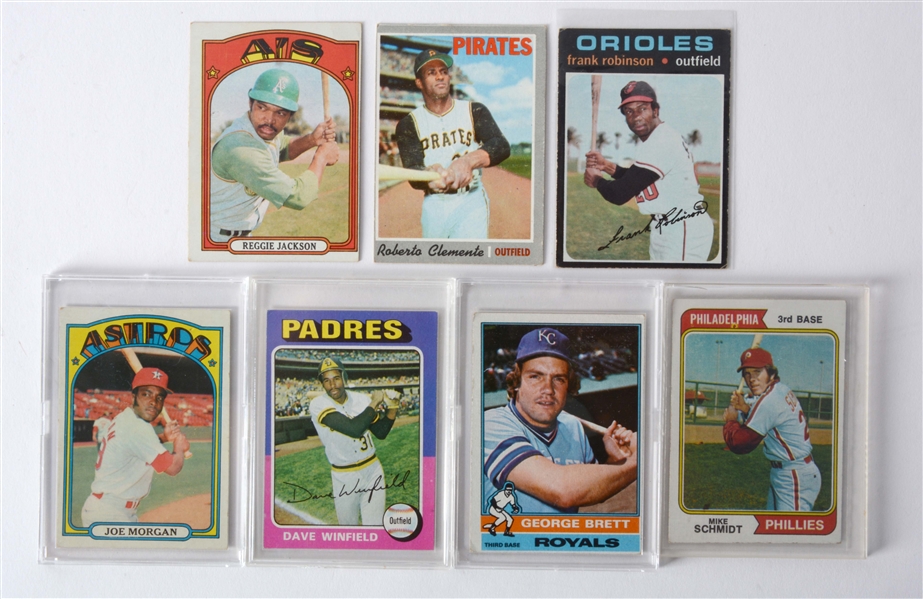 LOT OF OVER 200 ASSORTED BASEBALL CARDS.