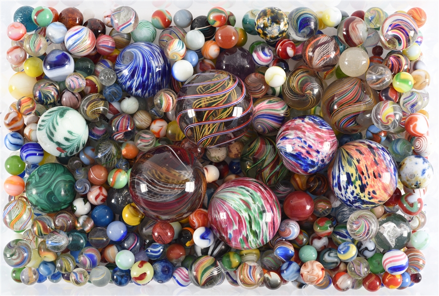 LOT OF APPROXIMATELY 525 MARBLES.