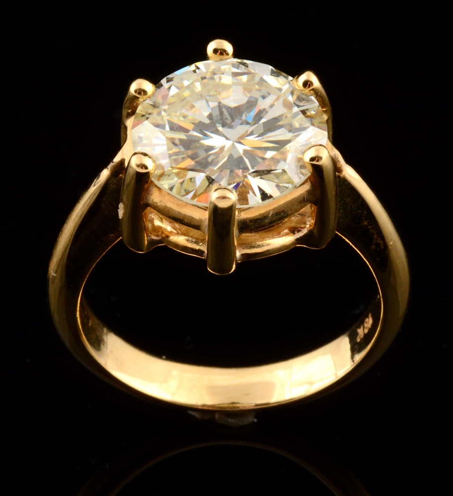 18K GOLD 4.50CT ROUND BRILLIANT CUT DIAMOND SOLITAIRE RING.