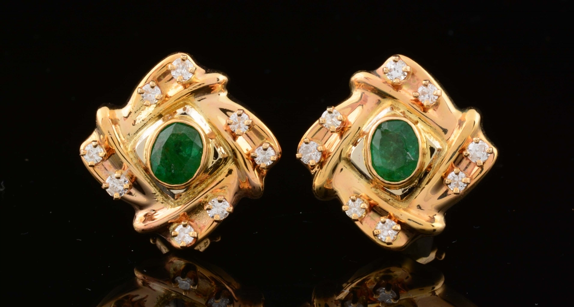 14K YELLOW GOLD EARRINGS WITH TWO OVAL EMERALDS. 