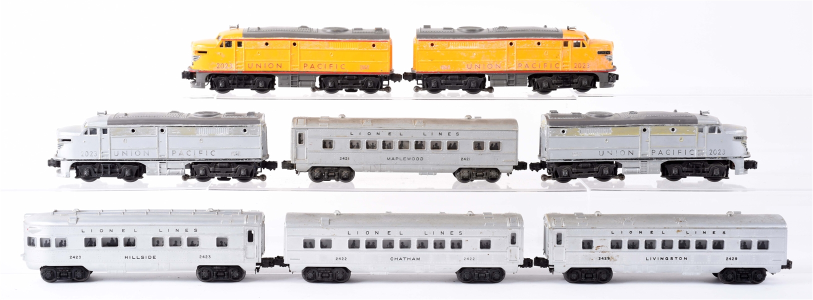 LOT OF 6: 2 LIONEL 2023 ALCO TRAINS & 4 PASSENGER CARS SOME IN BOXES. 