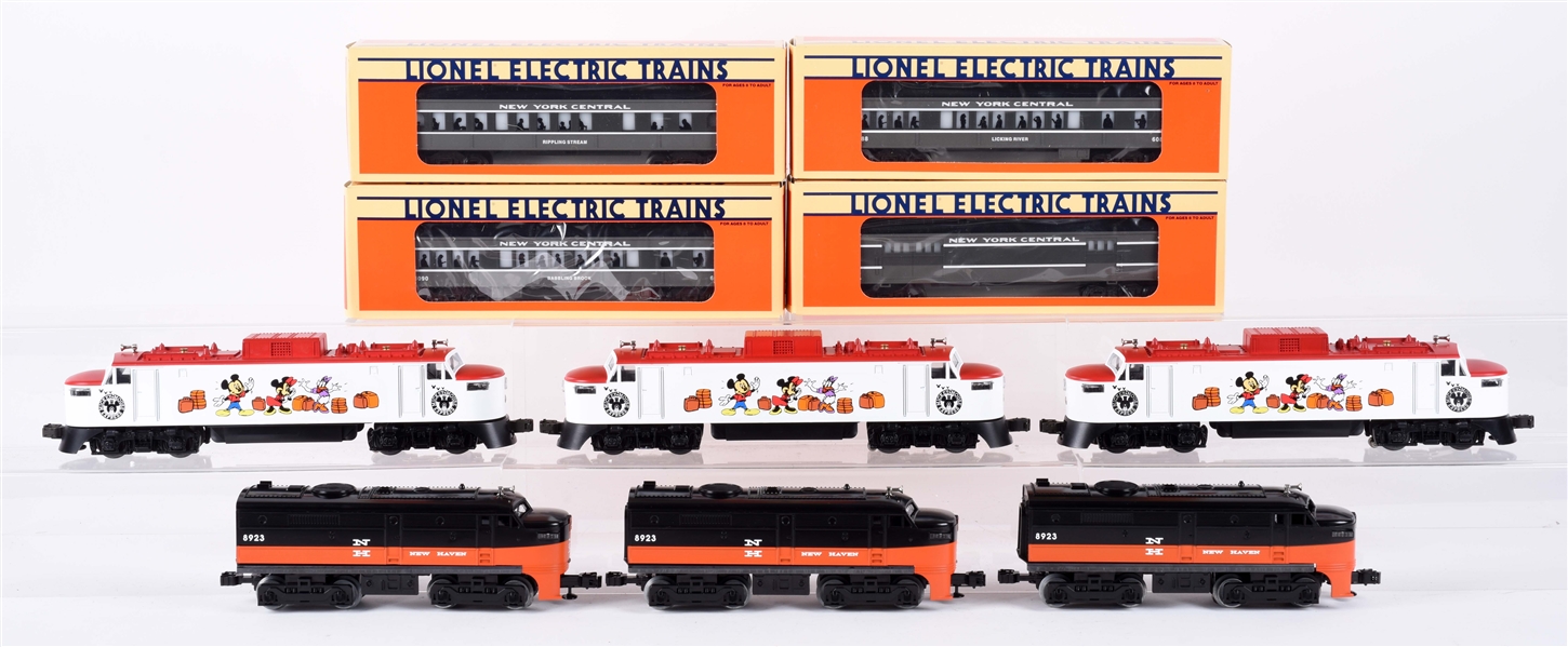 LOT OF 5: LIONEL LOCOMOTIVE AND PASSENGER CARS. 