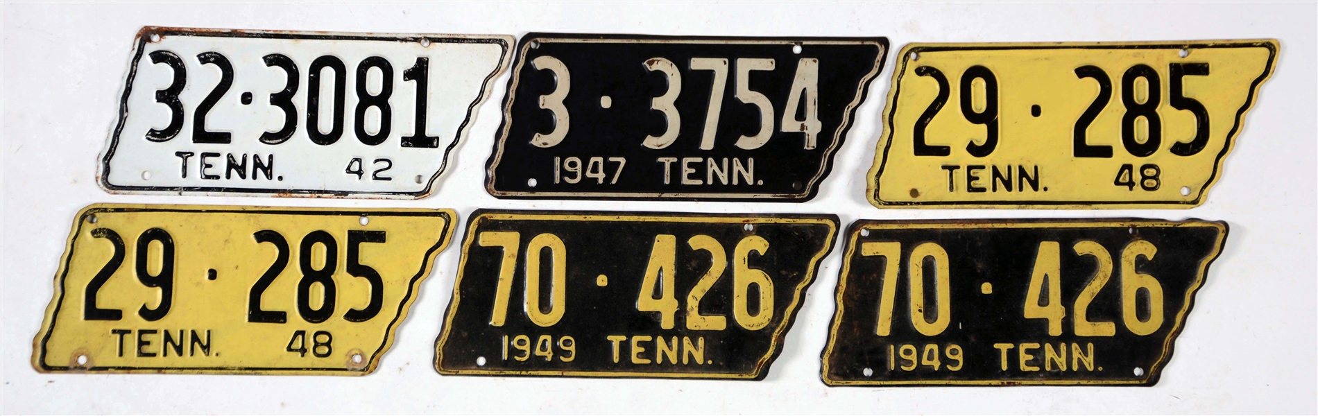 LOT OF 18: TENNESSEE STATE SHAPED LICENSE PLATES.