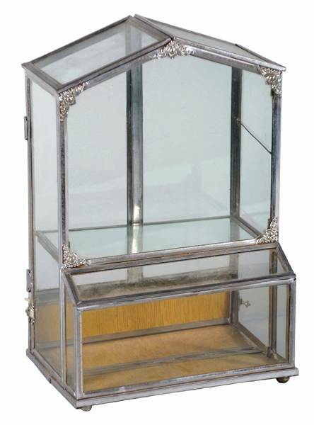 TABLETOP GLASS DISPLAY CASE.