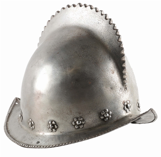 A GOOD LATE 16TH CENTURY CONTINENTAL MORION, FORGED IN ONE PIECE WITH SAWTOOTH DECORATED COMB. 