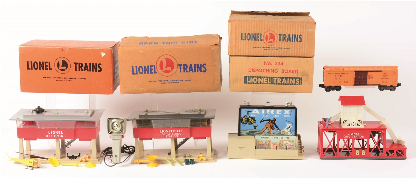 LOT OF 4: LIONEL TRAIN ACCESSORIES WITH BOXES.