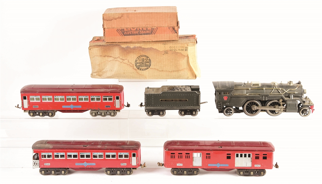 LIONEL 385E WITH TENDER AND THREE PASSENGER CARS.