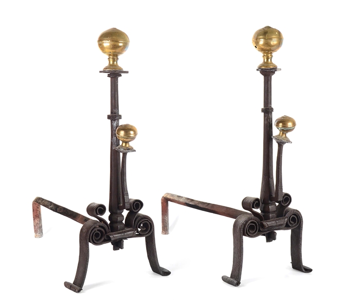 VERY FINE AND RARE PAIR OF WROUGHT IRON AND BRASS TRIMMED ANDIRONS IN THE WILLIAM AND MARY STYLE. CIRCA 1690.