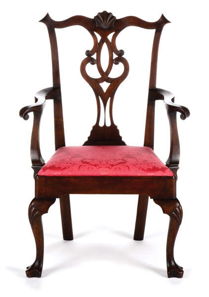 CHIPPENDALE ARMCHAIR. PHILADELPHIA, ATTRIBUTED TO ELIPHALET CHAPIN. WALNUT. CIRCA 1767 - 1770.