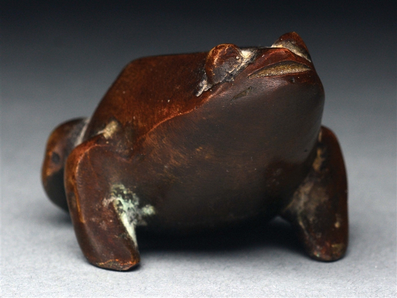 SMALL JAPANESE BRONZE FROG PAPERWEIGHT. 