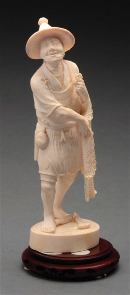 FINE IVORY CARVING OF A FISHERMAN.