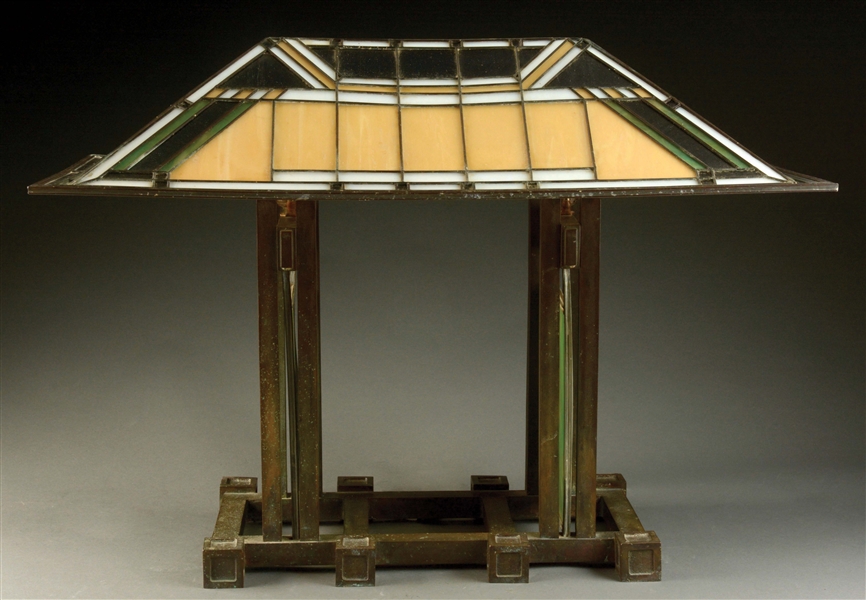 CONTEMPORARY PRAIRIE STYLE TABLE LAMP. 