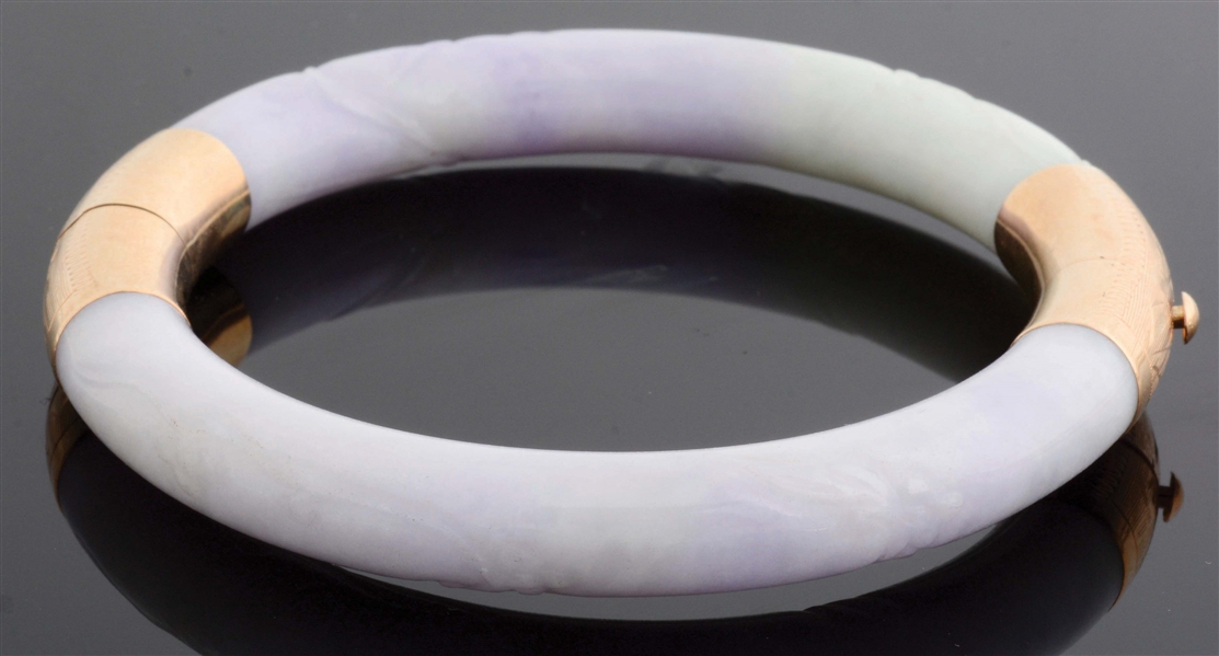 PURPLE-GREEN CARVED JADE & 14K GOLD BANGLE BRACELET WITH GIA REPORT. 