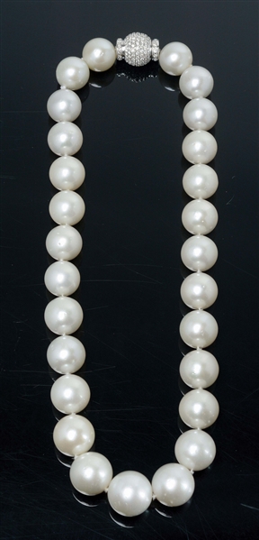 GRADUATED SOUTH SEA PEARL NECKLACE WITH 18K WHITE GOLD DIAMOND CLASP.