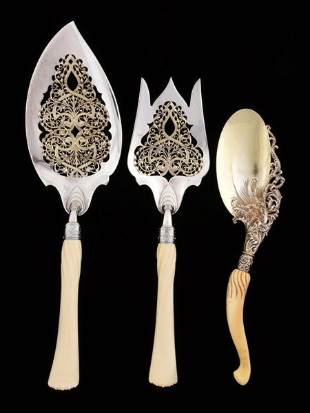 A PAIR OF GORHAM FISH SERVERS WITH IVORY HANDLES.