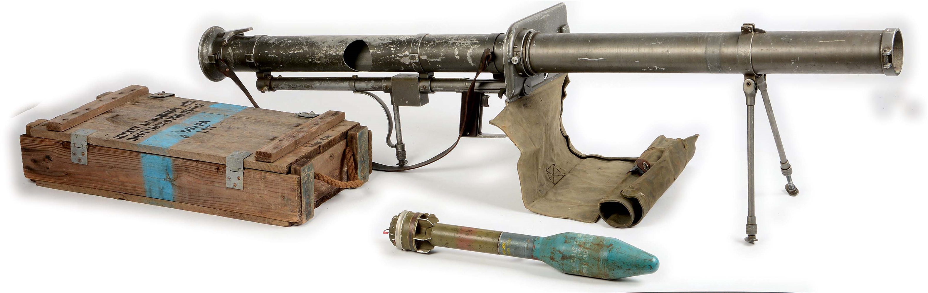 M65 BAZOOKA WITH CARRY CRATE AND INERT ROCKET.