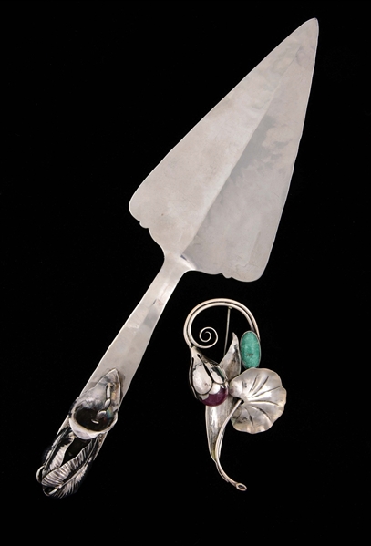AN AMERICAN STERLING PIE SERVER AND A BROOCH.