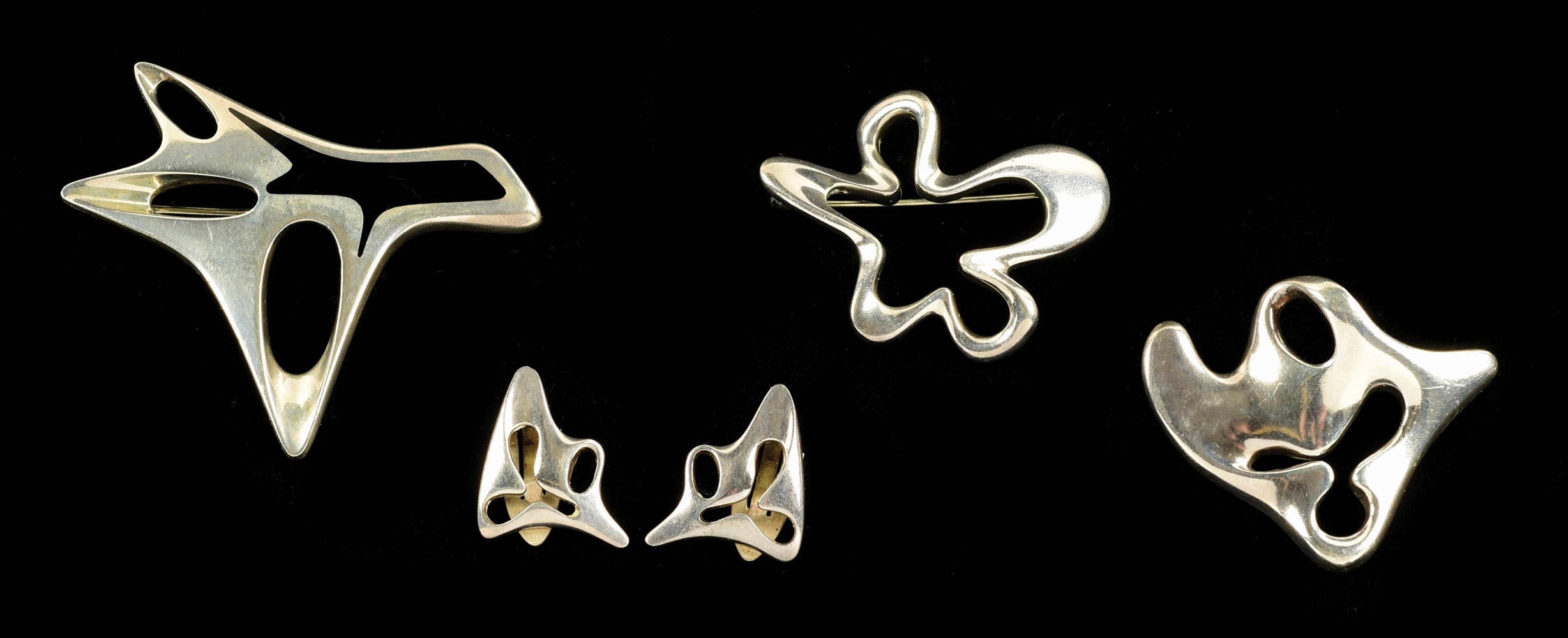 FOUR PIECES OF GEORG JENSEN JEWELRY IN STERLING SILVER. 