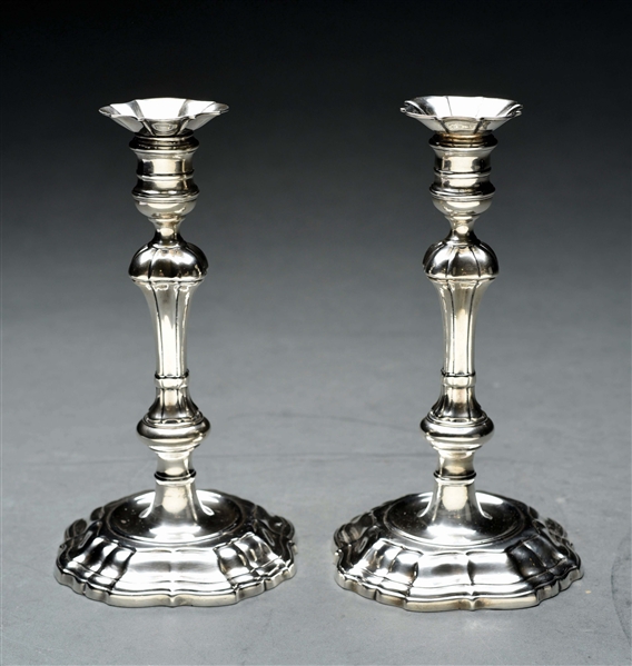 PAIR OF TIFFANY & CO. GEORGE II-STYLE STERLING SILVER CANDLESTICKS.