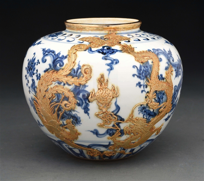 CHINESE PORCELAIN BLUE AND WHITE DRAGON JAR. 