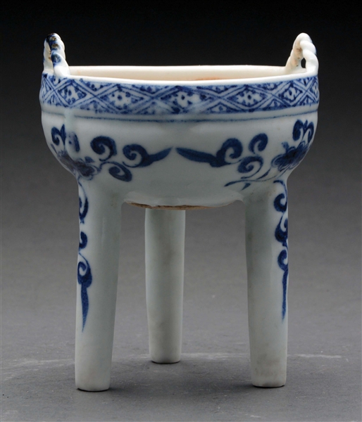 CHINESE THREE-LEGGED BOWL WITH BLUE AND WHITE DECORATION.