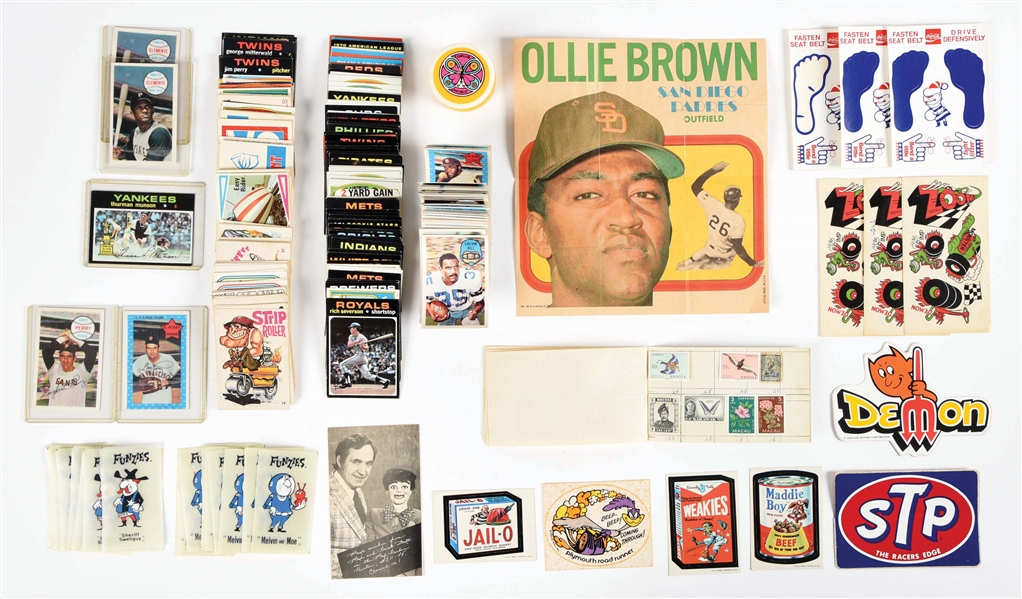 SHOEBOX COLLECTION OF APPROXIMATELY 200 BASEBALL, FOOTBALL AND VEHICLE CARDS.