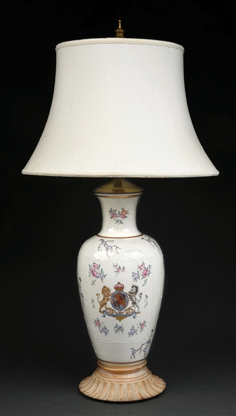 PORCELAIN LAMP WITH CREST.