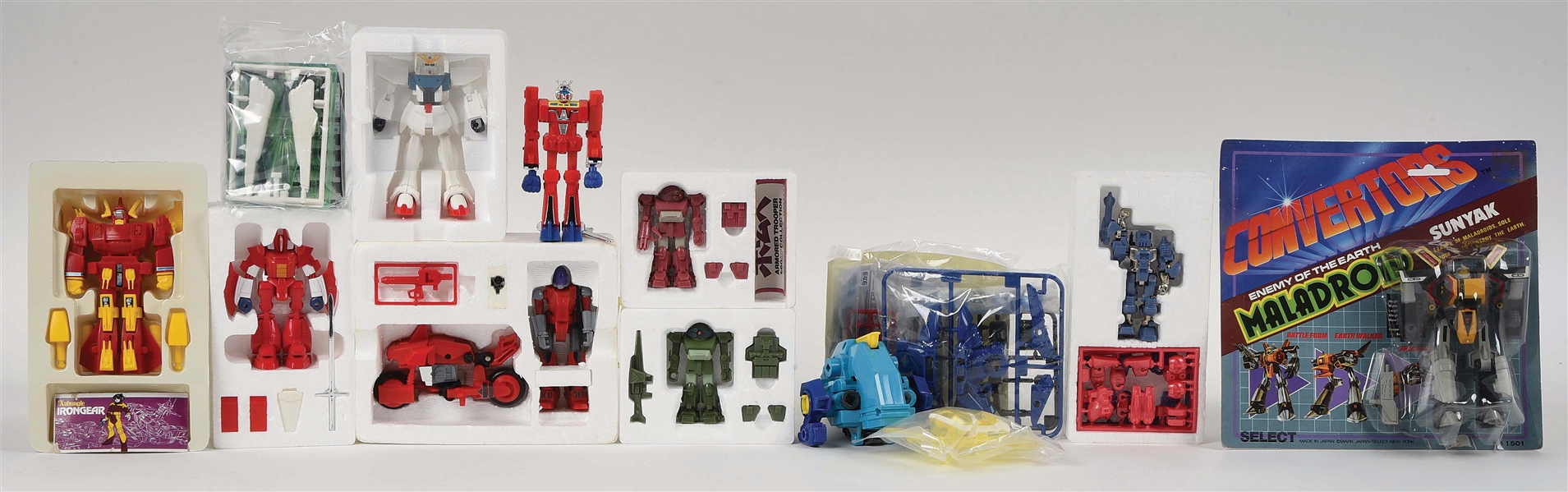 LOT OF 10: VARIOUS JAPANESE PLASTIC AND DIE-CAST TOY ROBOTS.