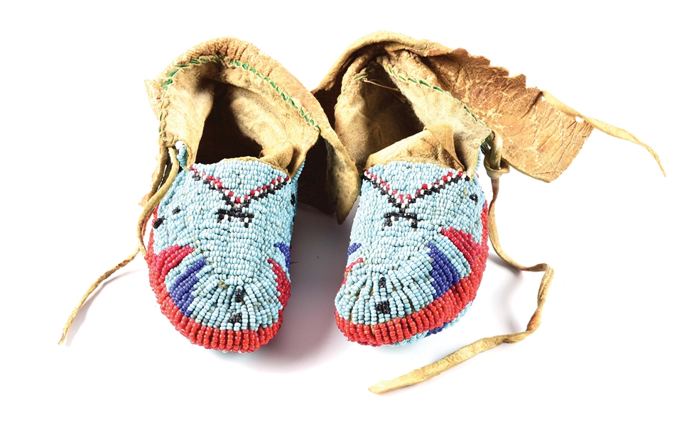 PAIR OF NATIVE AMERICAN BEADED CHILDS MOCCASINS.