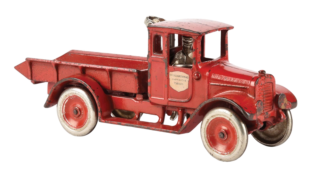 CAST IRON ARCADE INTERNATIONAL HARVESTER DUMP TRUCK.