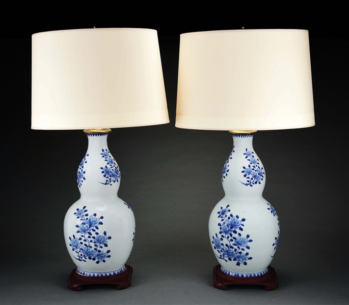 PAIR OF BLUE AND WHITE CHINESE PORCELAIN LAMPS.