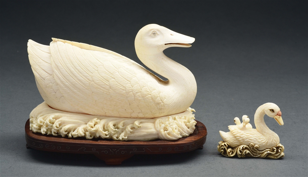 CHINESE CARVING OF IVORY DUCK BOX.