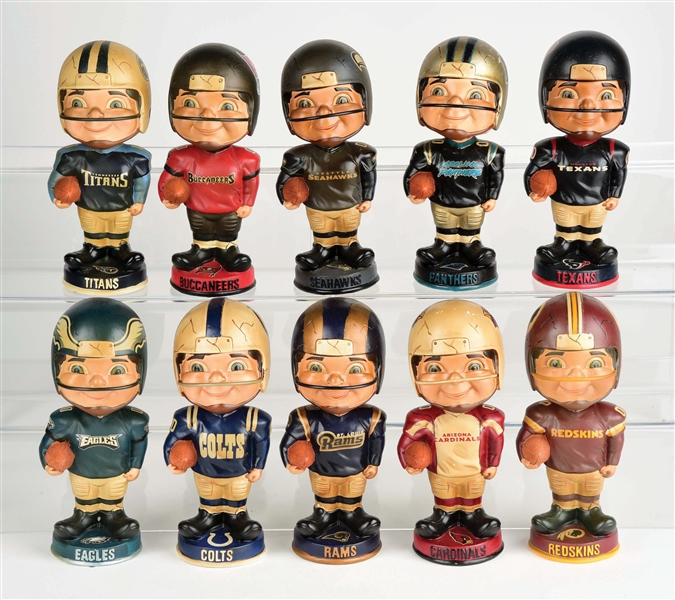 LOT OF 10: CONTEMPORARY CHINESE MADE NFL LEGENDS OF THE FIELD BOBBIN HEAD NODDER DOLLS.