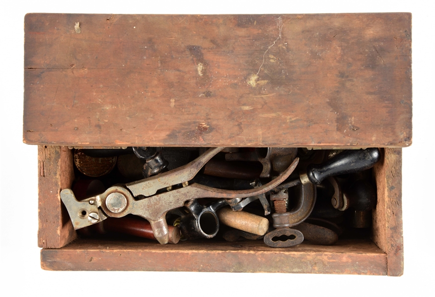 WOODEN BOX WITH ANTIQUE RELOADING TOOLS.