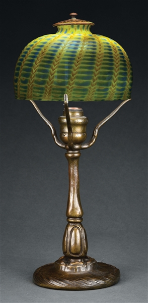 TIFFANY STUDIOS PATINATED BRONZE LAMP WITH FAVRILE GLASS SHADE.
