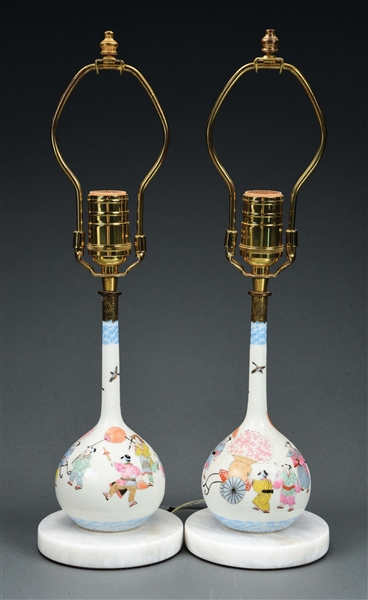 PAIR OF PORCELAIN CHINESE LAMPS ON ONYX BASES.