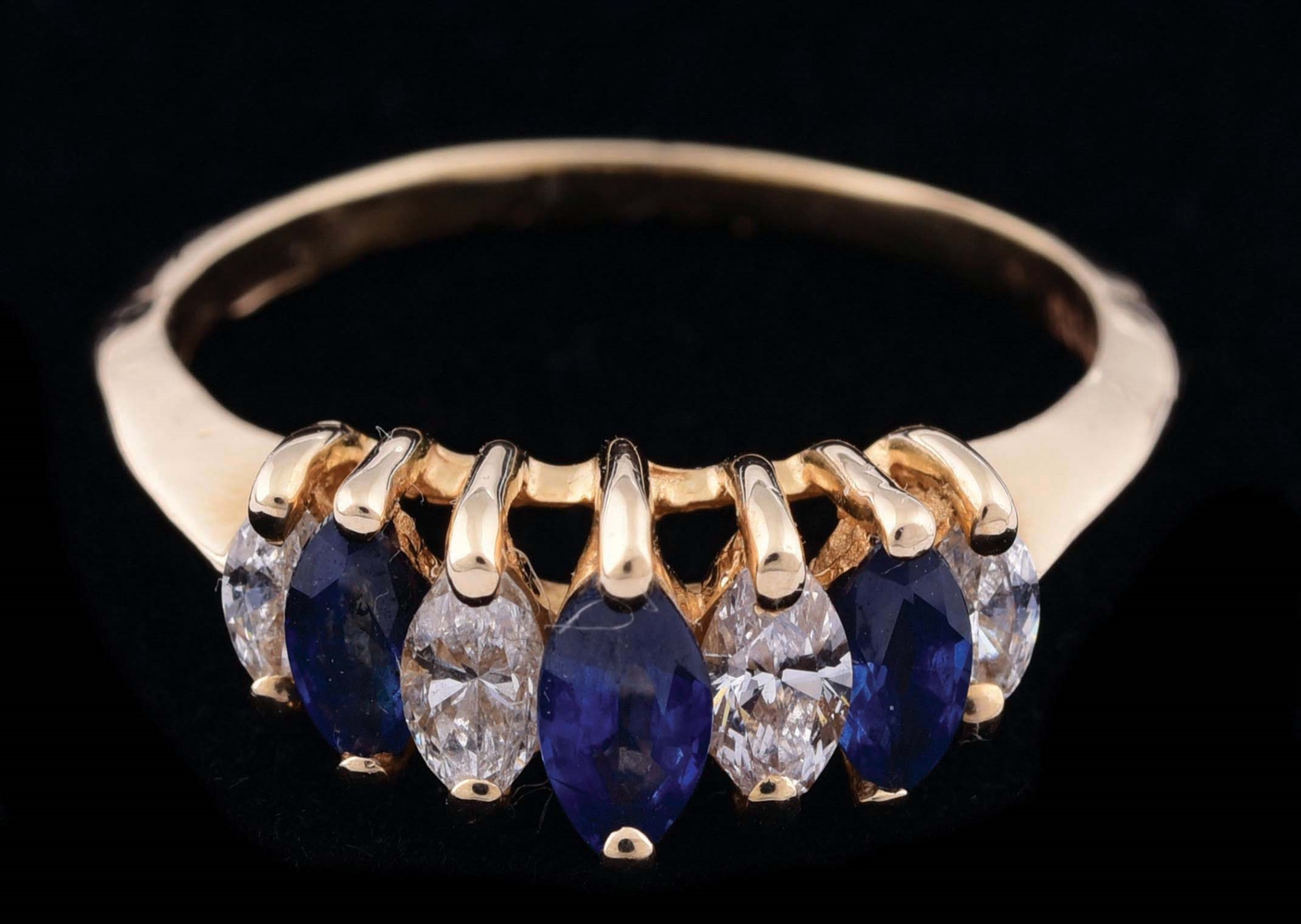 LADYS 14K GOLD GRADUATED MARQUISE SAPPHIRE AND DIAMOND RING.