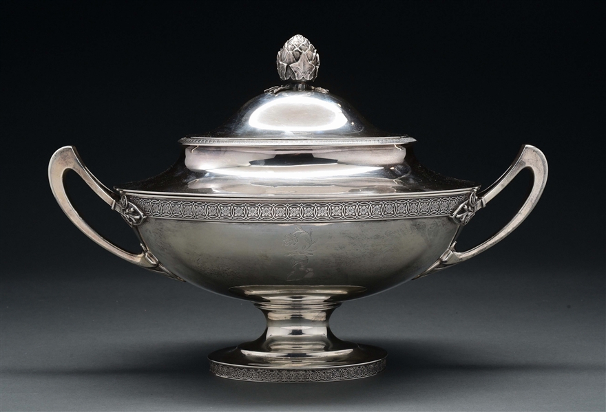 A TIFFANY STERLING SOUP TUREEN. 