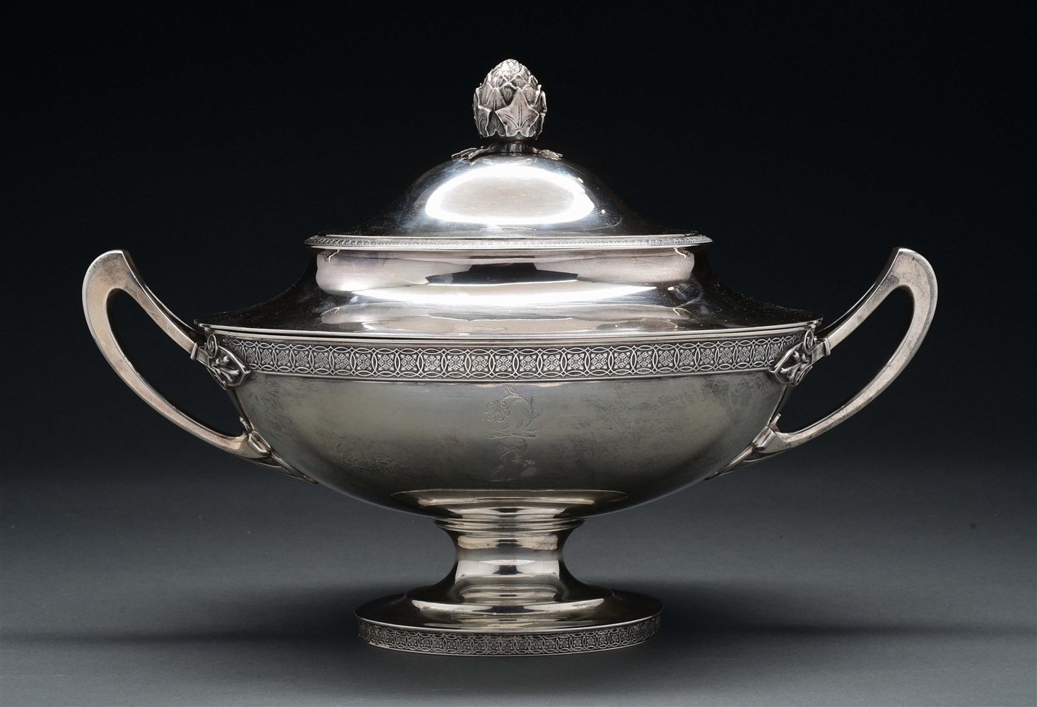 A TIFFANY STERLING SOUP TUREEN. 