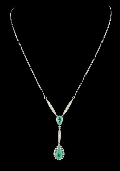 LADYS 18K WHITE GOLD EMERALD AND DIAMOND NECKLACE.