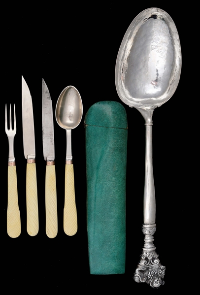 A CONTINENTAL SILVER AND IVORY TRAVELLING SET.