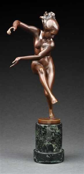 KARL PERL (AUSTRIAN, 1876 - 1965) BRONZE SCULPTURE OF DANCING NUDE WOMAN ON GREEN MARBLE BASE.