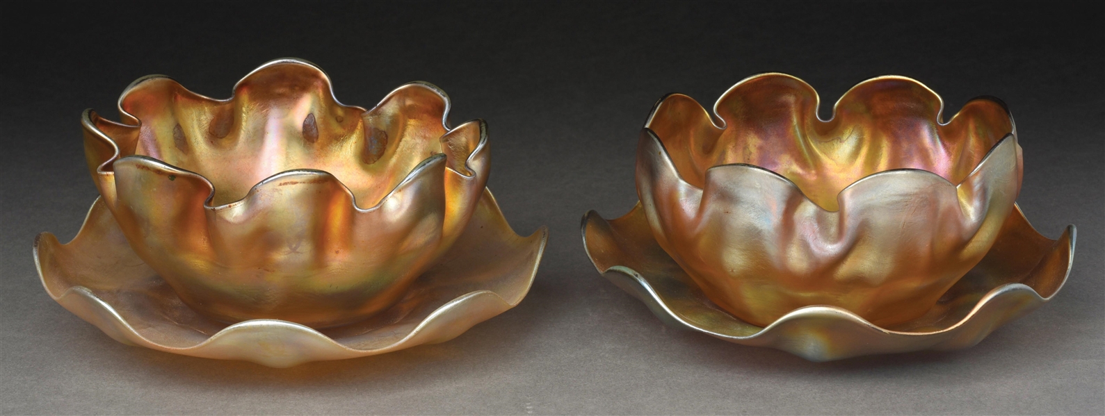 PAIR OF TIFFANY GOLD FAVRILE CRIMPED RIM FINGER BOWLS WITH UNDERPLATES.