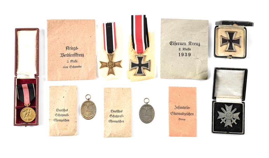 LOT OF 8: GERMAN WWII BADGES AND CASES.