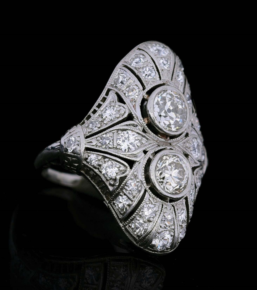 LADIES ANTIQUE ART DECO PLATINUM FILIGREE DIAMOND RING.