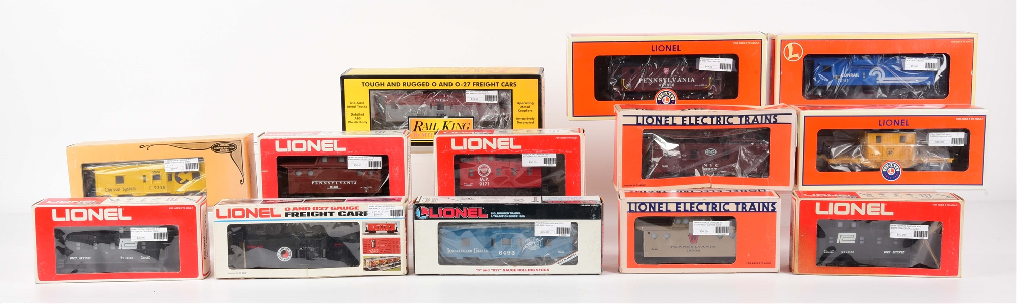 LOT OF 13: VARIOUS CONTEMPORARY LIONEL AND RAIL KING TRAIN CABOOSES.