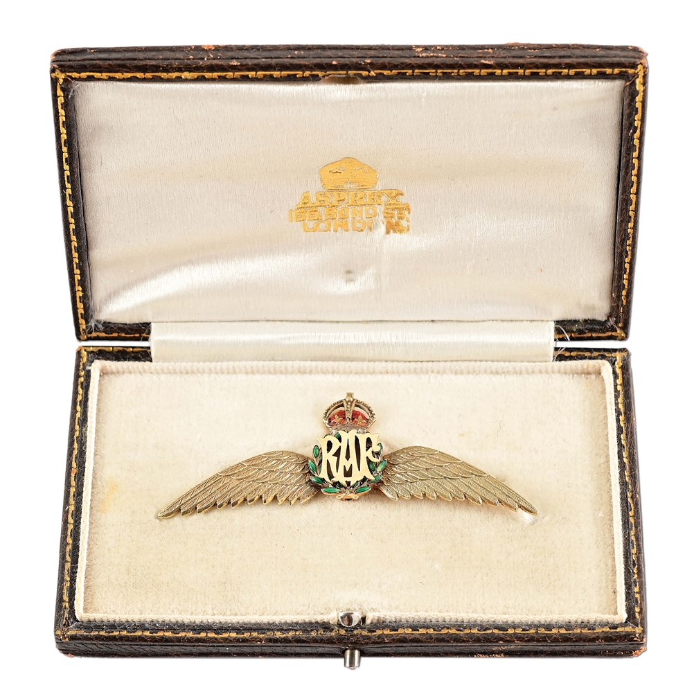 BRITISH WWII CASED JEWLER MADE ROYAL AIR FORCE SWEETHEART WINGS.
