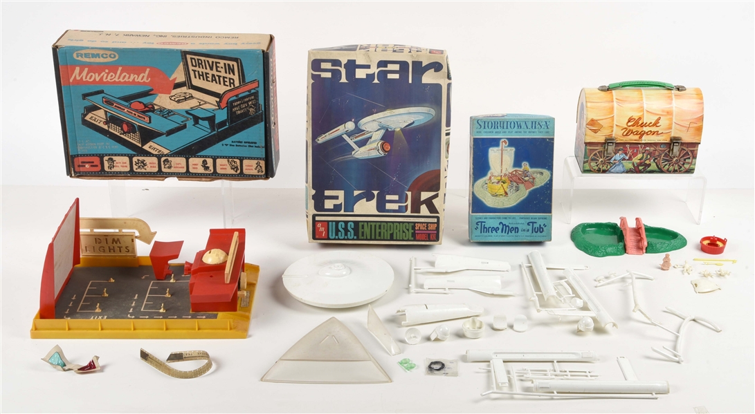 LOT OF 4: VARIOUS TIN LITHO & PLASTIC TOY ITEMS.
