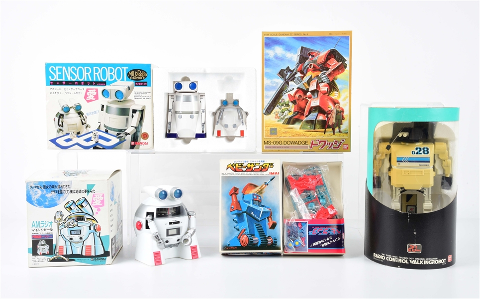 LOT OF 5: JAPANESE-MADE ROBOT TOYS & MODEL KITS IN ORIGINAL BOXES.