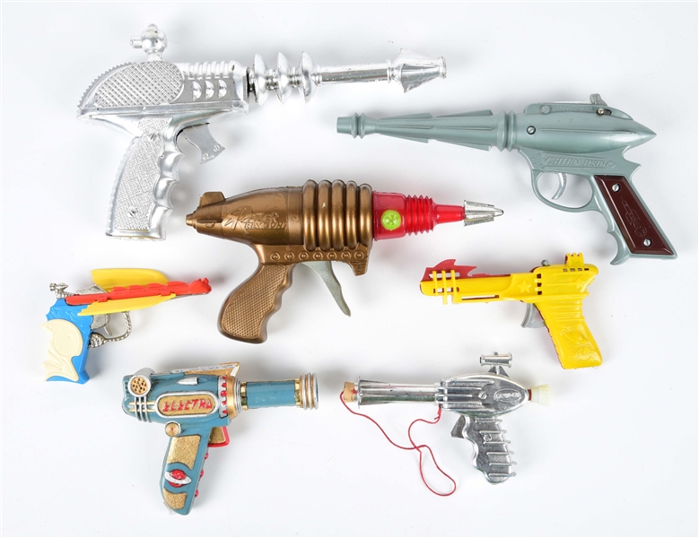 LOT OF 7: VARIOUS-MADE PLASTIC SPACE GUNS.